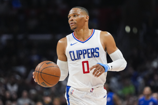 威少上半场12次助攻带领快船半场领先33分