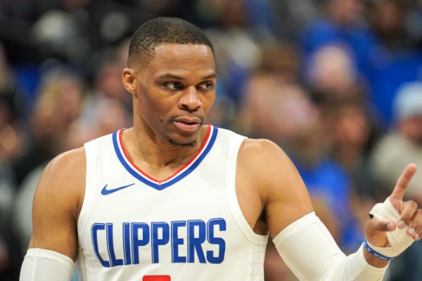 威少狂轰两双助快船半场大比分领先太阳