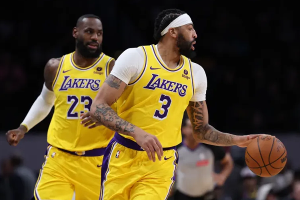 勒布朗和戴维斯同场仅一节湖人不敌勇士