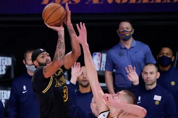 安东尼-戴维斯三分投射效率下滑