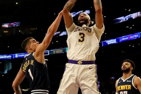 戴维斯23个篮板助湖人主场逆袭击败掘金