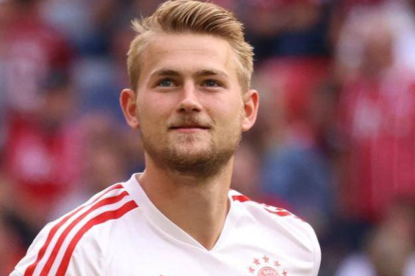 德利赫特踢什么位置？