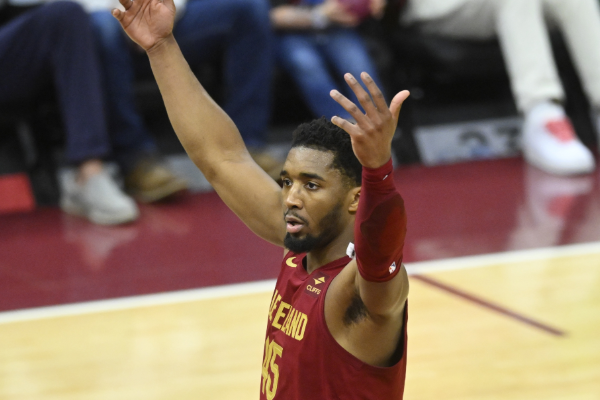 骑士米切尔率队逆转魔术成功晋级半决赛