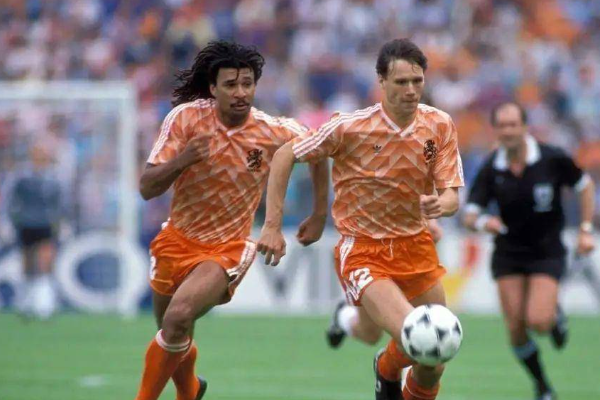 荷兰队历史最佳阵容是什么？