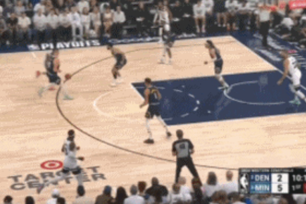 约基奇狂砍19分助掘金半场领先15分