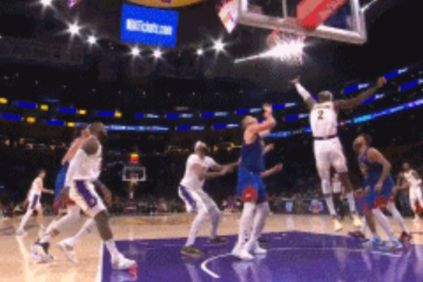 詹姆斯左脚踩到戈登再次受伤