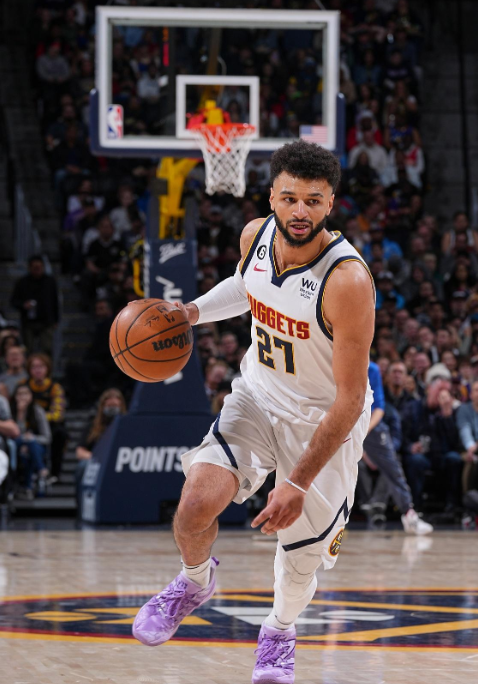 穆雷狂轰17分助掘金首节领先湖人12分