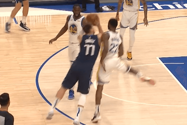 东契奇跳远引争议！球迷疑NBA规则执行不公