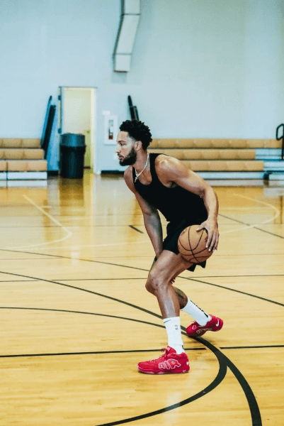 西蒙斯更新社媒:练习运球展现进步