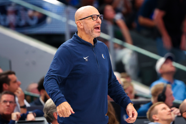 基德：操劳过度！当教练后必须戴眼镜