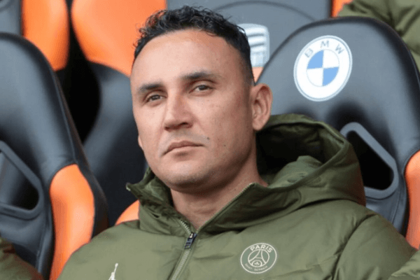 纳瓦斯因拒绝签合同并将员工安置在地下室而被起诉