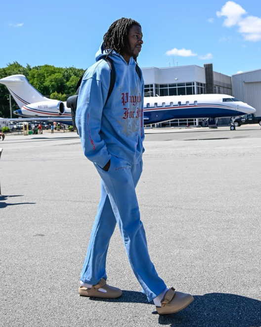 霍勒迪身穿“祈祷”帽衫登机飞往达拉斯