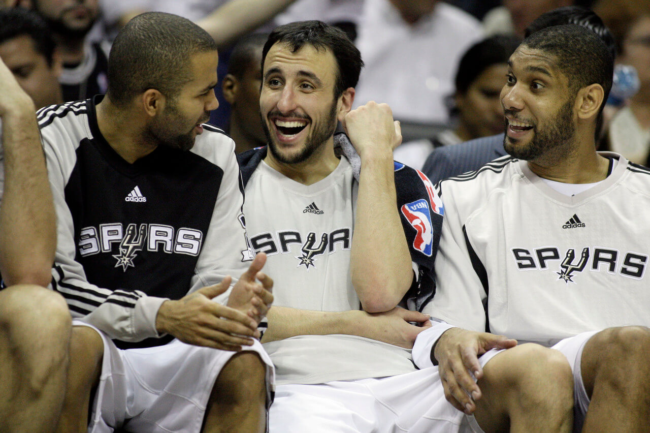 马刺导师邓肯、吉诺比利、帕克与文班亚马同台训练